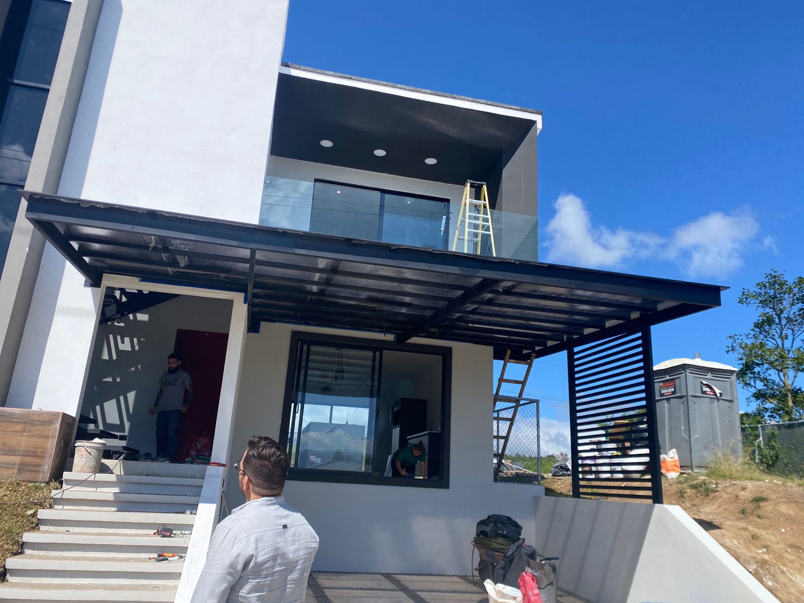 Residencia moderna con barandas de vidrio