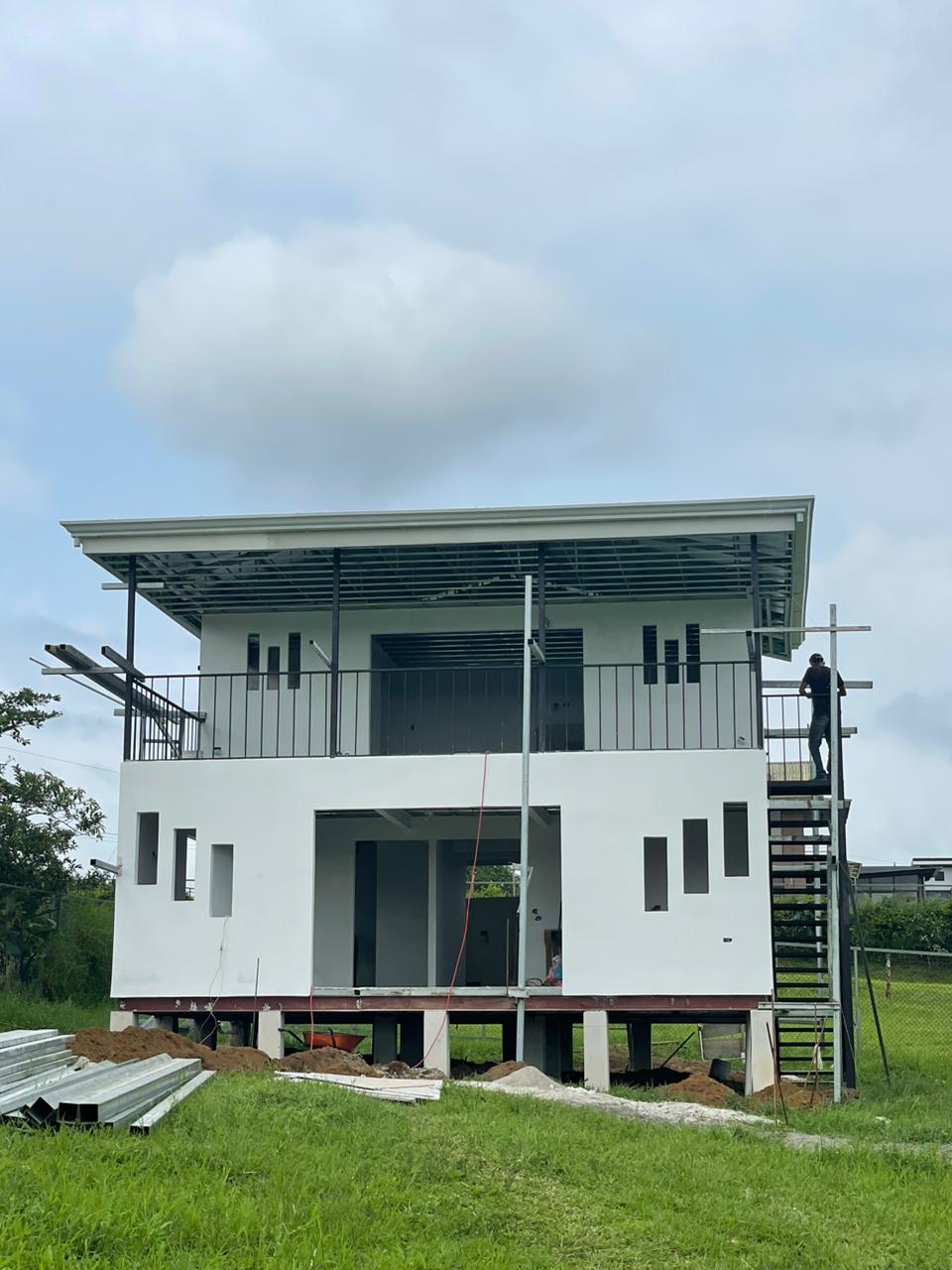 Casa moderna de dos pisos con estructura metálica