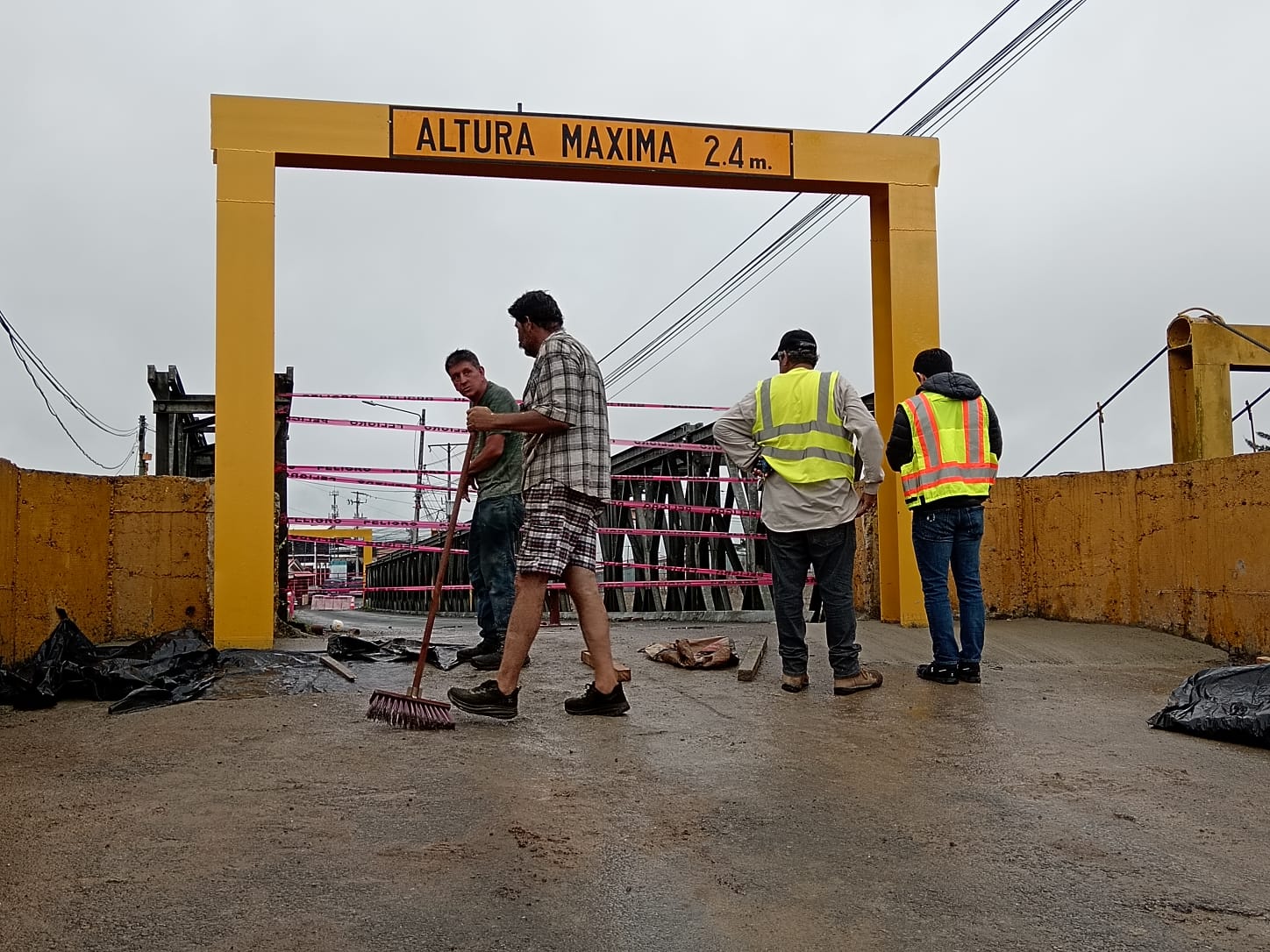 Equipo de trabajo en obra de infraestructura